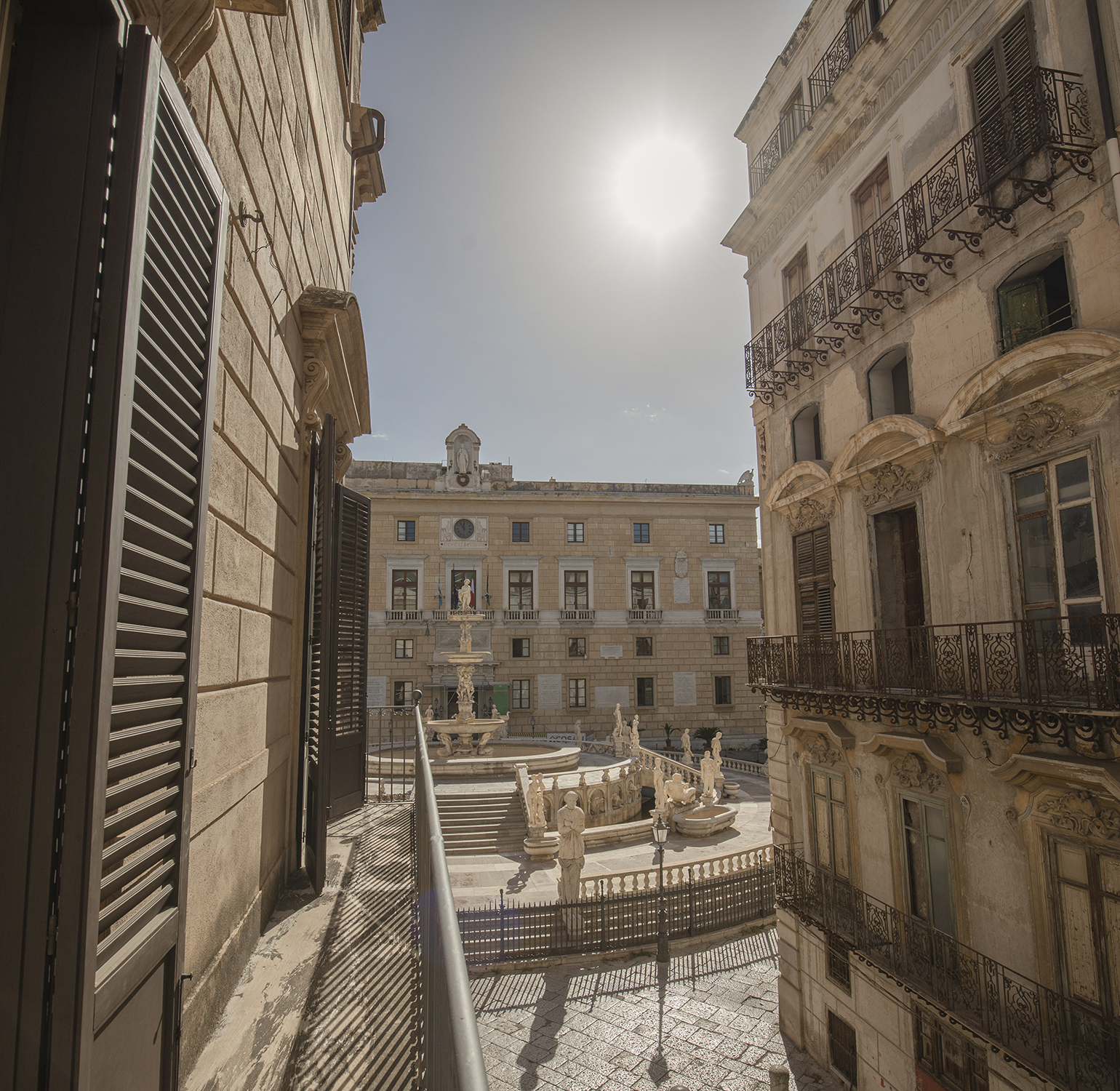 Scorcio della fontana Pretoria che si vede affacciandosi da uno dei balconi di Palazzo Bonocore, nel cuore del centro storico di Palermo